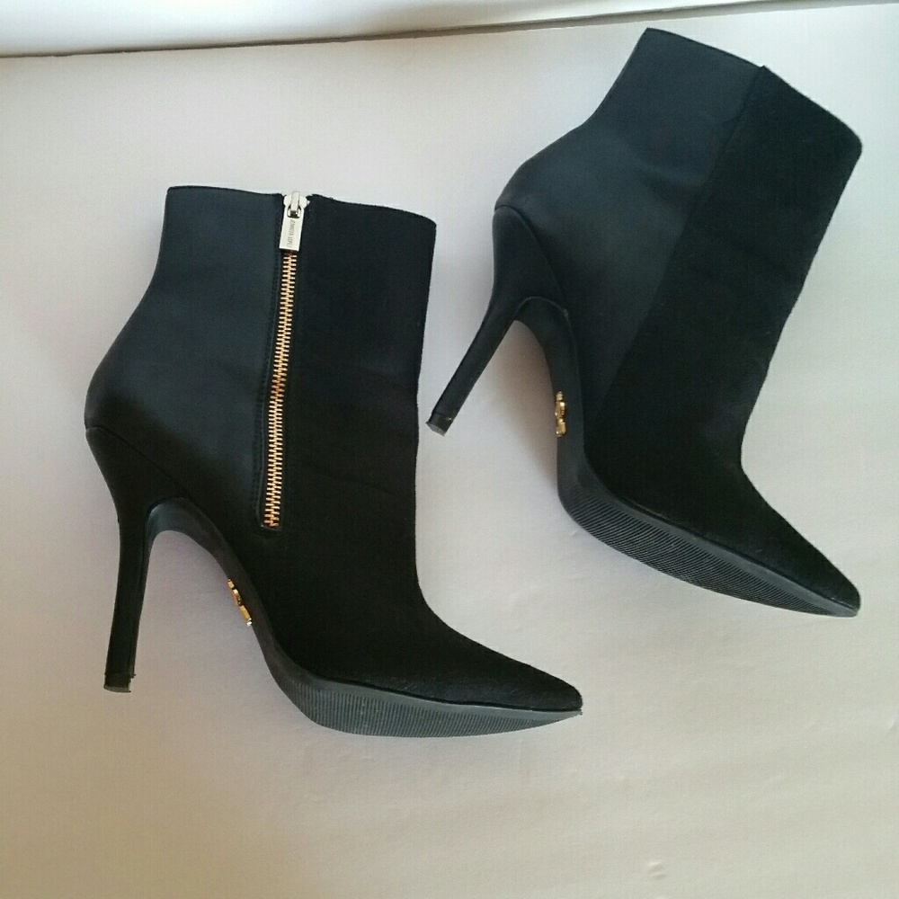 Jennifer Lopez booties suede pointed